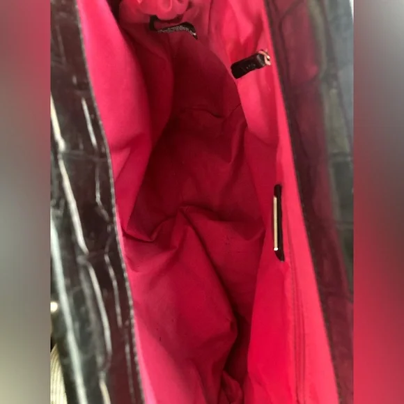 Elegant Black Croc-Embossed leather purse - Picture 10 of 15